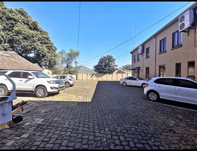 76M² BUSINESS TO LET IN CLUBVIEW